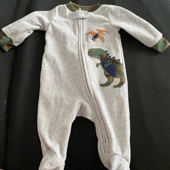 Carter’s footie - Picture 1 of 3